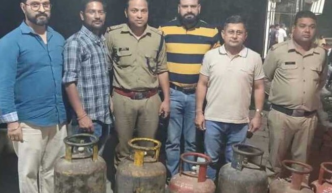 देहरादून: क्यूआरटी टीम ने काली बस्ती में छापेमारी कर 7 गैस सिलेंडर किए जब्त