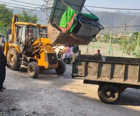 ऋषिकेश: नगर निगम, राजस्व और पुलिस की संयुक्त टीम ने चलाया अतिक्रमण अभियान, सामान जब्त, चालान किए