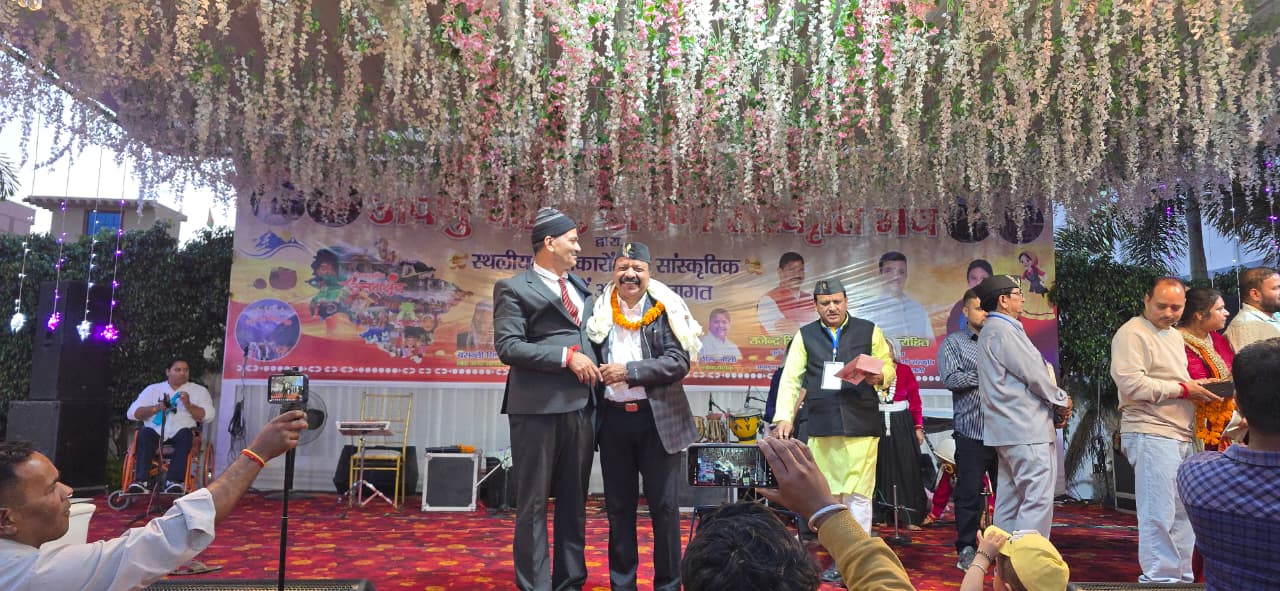 सांस्कृतिक मंच पर पत्रकारों का सम्मान: पूर्व सीएम हरीश रावत ने किया चन्द्रवीर गायत्री का भव्य स्वागत