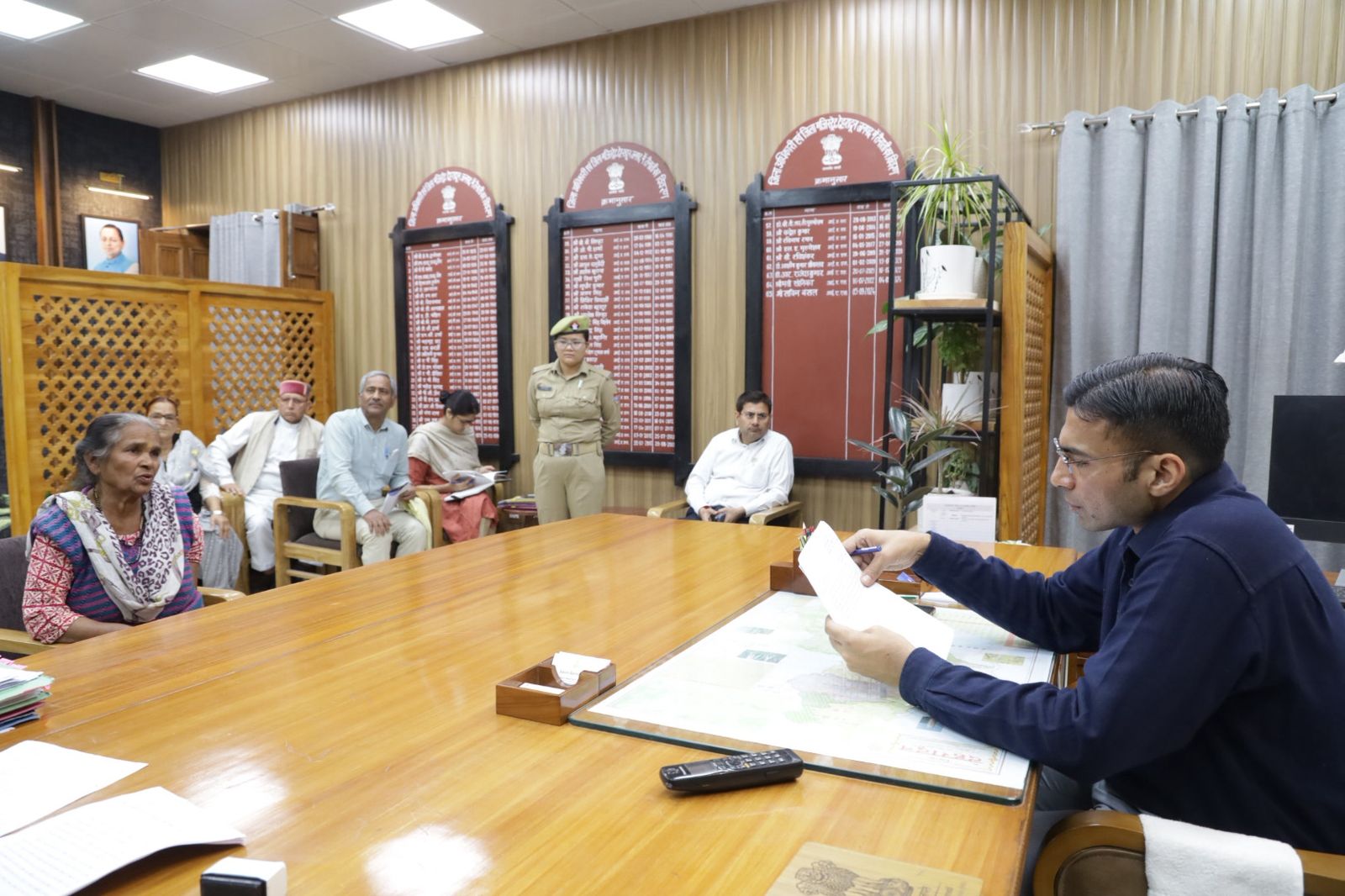 देहरादून डीएम सविन बंसल का ‘संडे भी वर्किंग’: जनदर्शन में छूटे 100 फरियादियों को दोबारा बुलाकर सुनी समस्याएँ