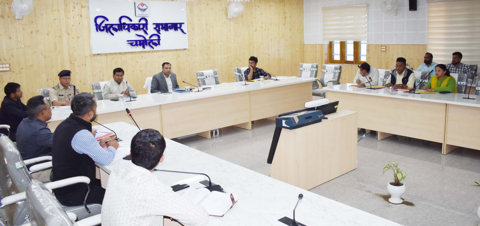 चमोली: सड़क सुरक्षा समिति की बैठक में दुर्घटनाओं पर रोक लगाने के लिए किए गए कई अहम निर्णय