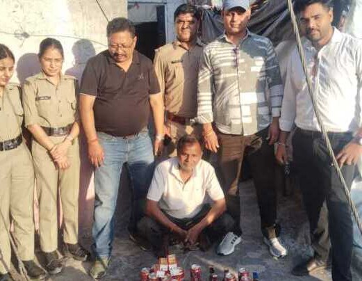 ऋषिकेश: आबकारी टीम ने अवैध शराब बिक्री करते दो अभियुक्तों को दबोचा