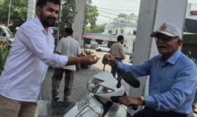 पेट्रोल 100 रुपये पार, ऋषिकेश में कांग्रेस ने मेलोडी टॉफी बांटकर दिखाया विरोध