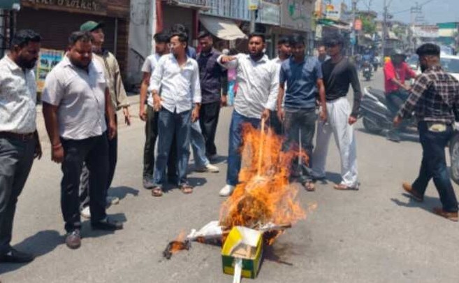 ऋषिकेश: NEET पेपर लीक पर एनएसयूआई का प्रदर्शन, शिक्षा मंत्री का पुतला दहन