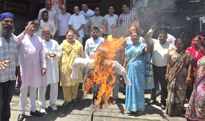 ऋषिकेश: बढ़ती महंगाई के विरोध में कांग्रेस का प्रदर्शन, मोदी सरकार का पुतला दहन