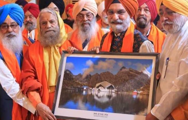 ऋषिकेश: हेमकुण्ड साहिब यात्रा पर रवाना हुए पंच प्यारे, उपराज्यपाल संधू और स्वामी चिदानन्द ने दी हरी झंडी