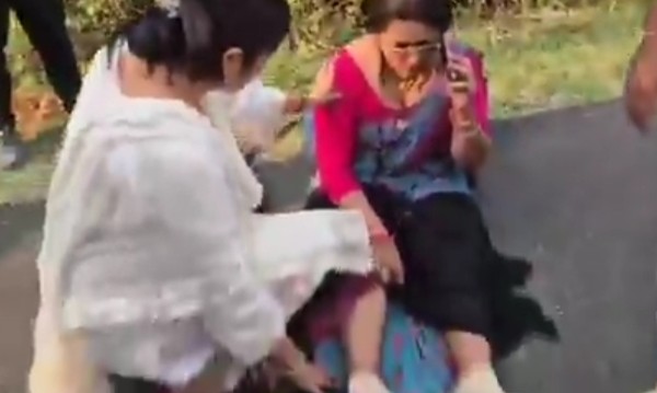 खटीमा: स्कूटी सवार महिला हाथी से टकराई, हाथी का दांत टूटा, महिला घायल