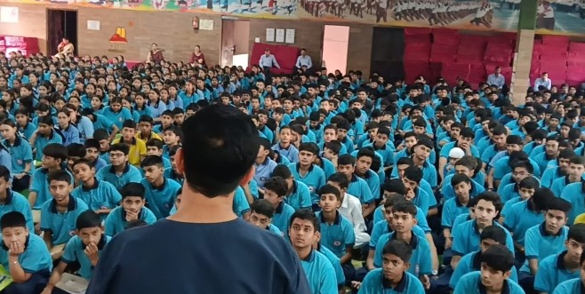 ऋषिकेश: सरस्वती विद्या मंदिर में एम्स विशेषज्ञों ने लगाया लीवर परीक्षण शिविर
