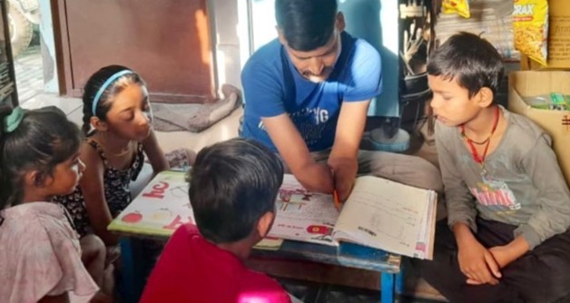 देहरादून: हाईटेंशन लाइन से बच्चों को बचाने वाले मनीष शर्मा की मदद को आगे आया जिला प्रशासन