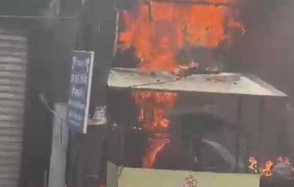 ऋषिकेश: श्यामपुर में गैस रिसाव से रॉयल पंजाबी ढाबे और कपड़े की दुकान में लगी आग
