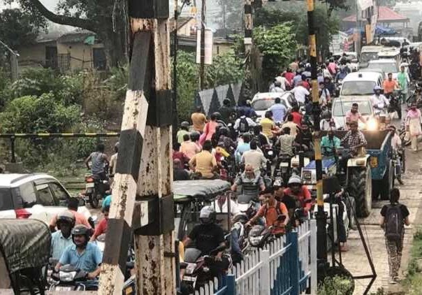 रायवाला: रेलवे क्रॉसिंग 20-C पर जाम से परेशान लोग, ग्राम प्रधान ने डबल रेलवे फाटक की मांग उठाई