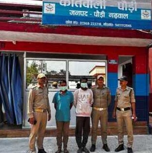 पौड़ी: जंगल में आग लगाने वाले दो व्यक्ति रंगे हाथों गिरफ्तार, पुलिस ने की सख्त कार्रवाई