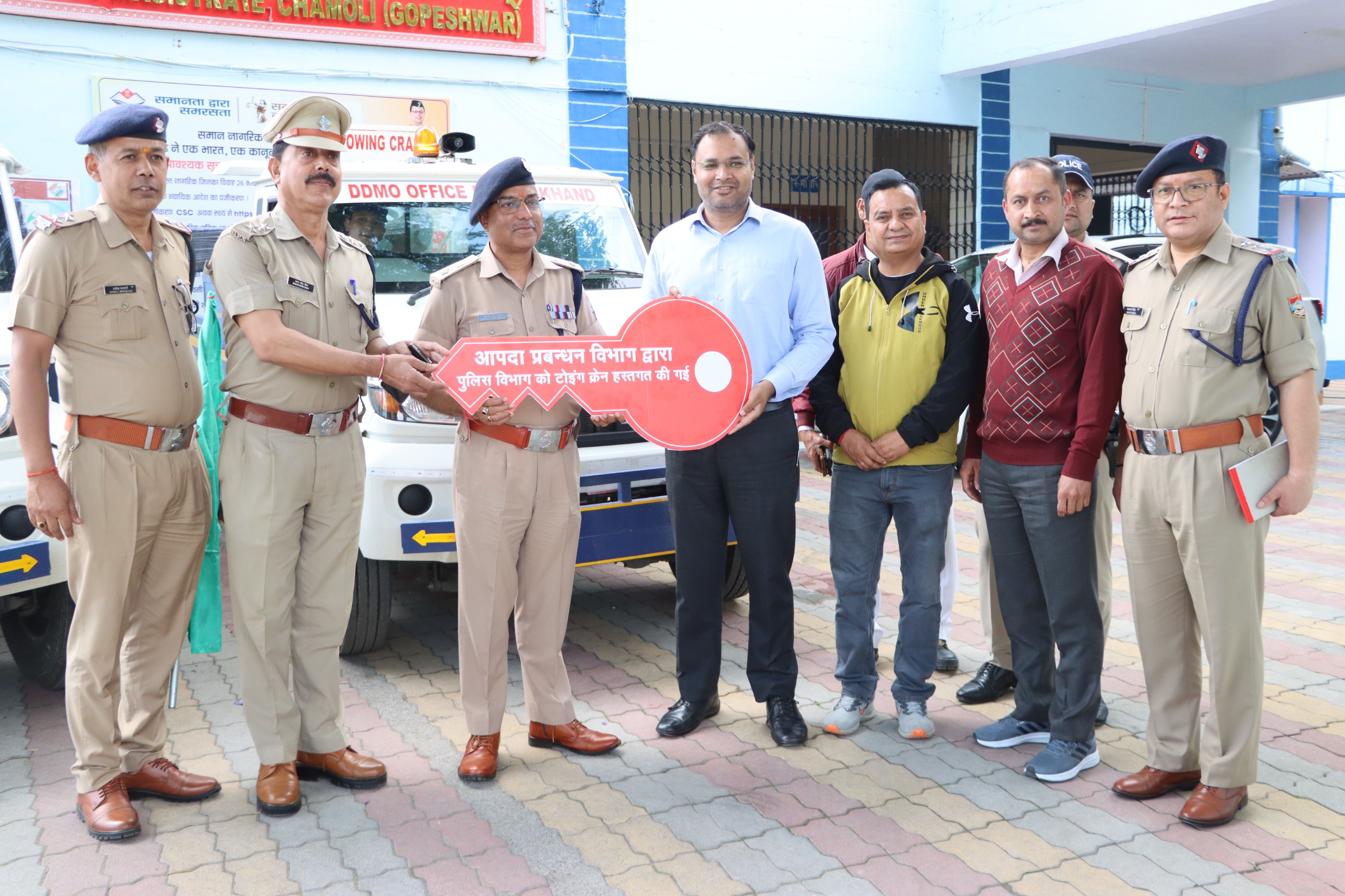 चमोली: चारधाम यात्रा के लिए आपदा प्रबंधन विभाग ने पुलिस को दो क्रेनें उपलब्ध कराईं