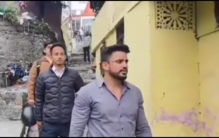 चमोली: ज्योतिर्मठ-मलारी मार्ग पर सड़क चौड़ीकरण के दौरान आया मलबा, यातायात बाधित