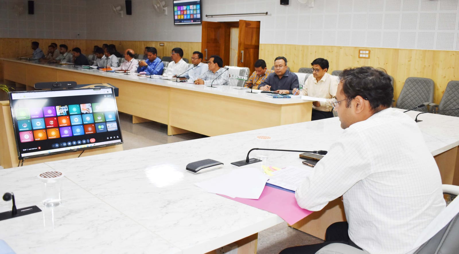 चमोली: सीएम हेल्पलाइन पर लंबित शिकायतों की समीक्षा, लोक निर्माण विभाग में सर्वाधिक 38 शिकायतें