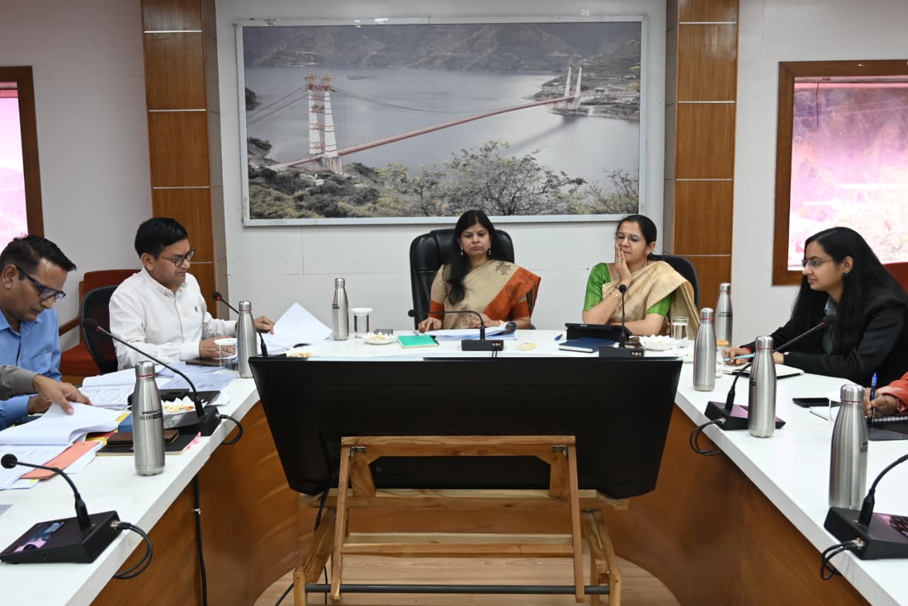 राजस्व कार्यों की समीक्षा बैठक में आयुक्त रंजना राजगुरु ने दिए आवश्यक दिशा-निर्देश