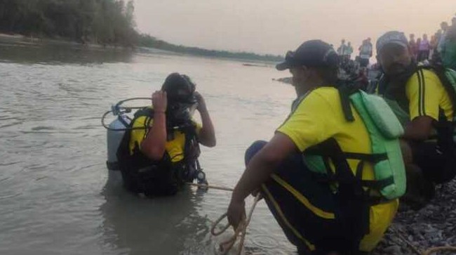 ऋषिकेश: चन्द्रेश्वर नगर श्मशान घाट के पास गंगा में दिल्ली के दंपति डूबे, एसडीआरएफ की टीम कर रही तलाश