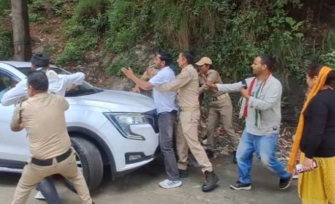 चमोली: उक्रांद कार्यकर्ताओं ने भाजपा प्रदेश अध्यक्ष महेंद्र भट्ट का किया घेराव, सड़क और कर्णप्रयाग हमले का उठाया मुद्दा