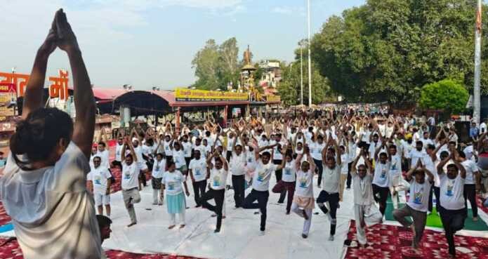 ऋषिकेश: त्रिवेणी घाट पर अंतर्राष्ट्रीय योग दिवस धूमधाम से मनाया गया, सांसद-विधायक-महापौर ने भी किया योगाभ्यास