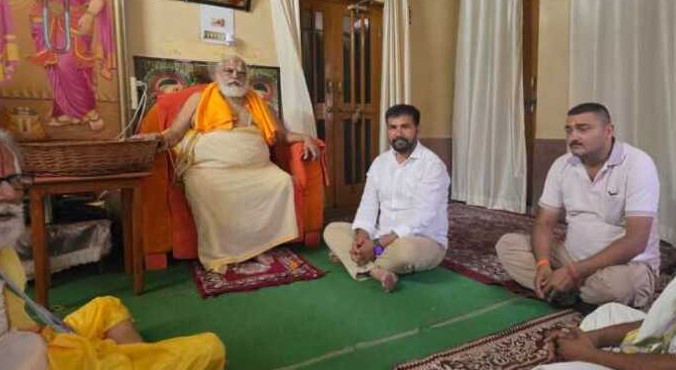ऋषिकेश: कांग्रेस नेता जयेन्द्र रमोला ने अयोध्या मंदिर चोरी पर संत समाज से मुलाकात की, महापंचायत बुलाने का आग्रह