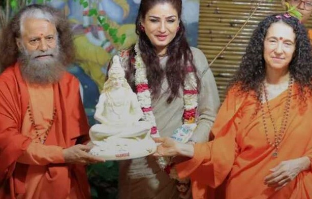 ऋषिकेश: रवीना टंडन ने परमार्थ निकेतन में किया गौ पूजन, गंगा पूजन और पौधारोपण
