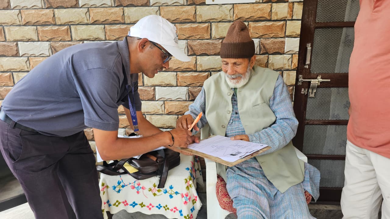 चमोली: विशेष गहन पुनरीक्षण अभियान शुरू, 592 बीएलओ घर-घर पहुंचकर करेंगे मतदाताओं का सत्यापन