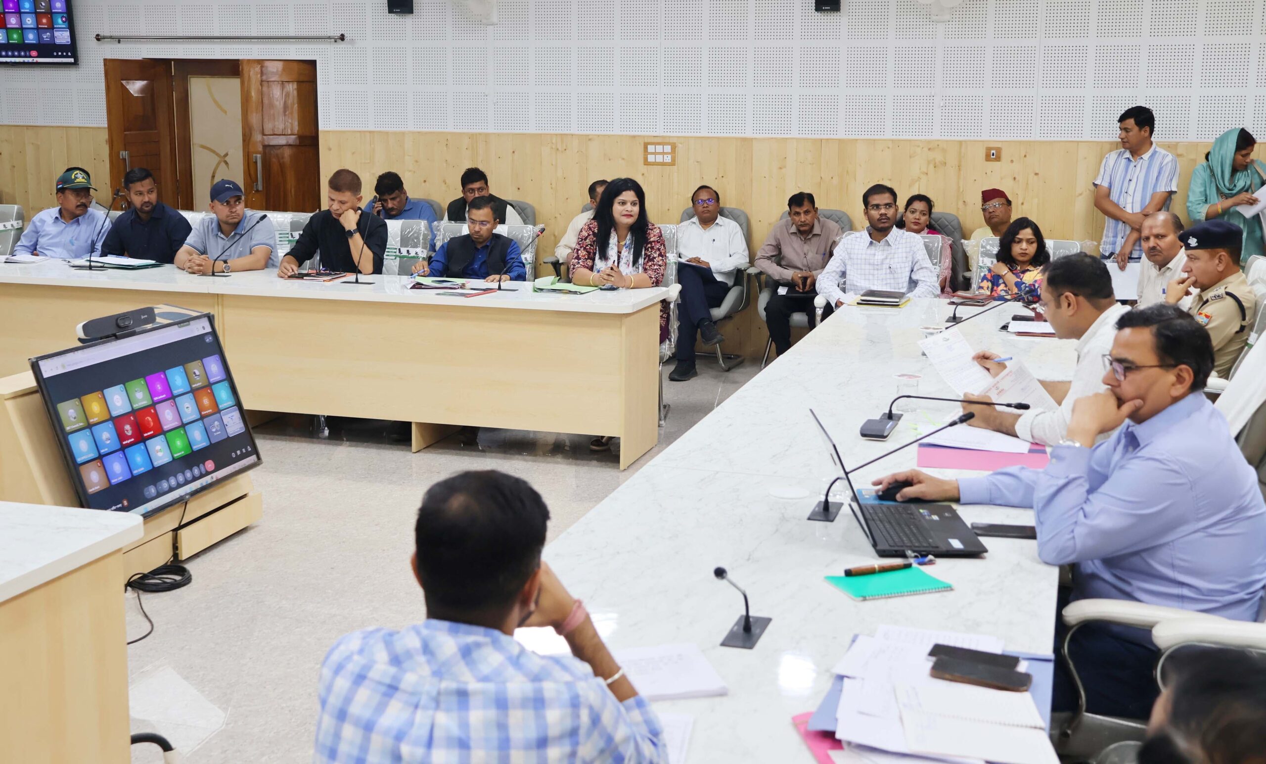 चमोली: जिलाधिकारी गौरव कुमार ने विकास योजनाओं की समीक्षा की, वाइब्रेंट विलेज और एमबीएडीपी कार्यों पर दिए निर्देश