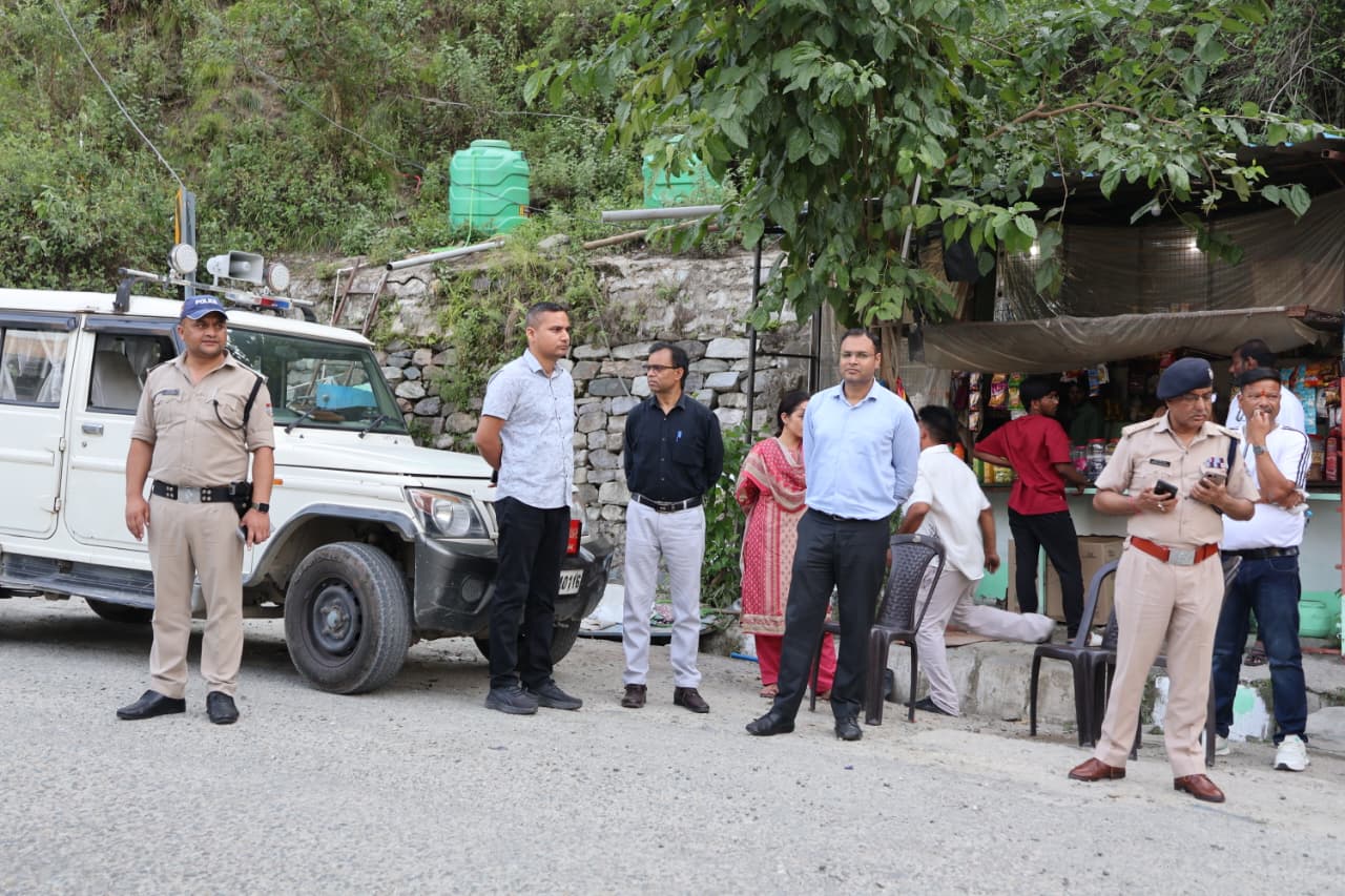 चमोली: चारधाम यात्रा मार्ग का जिलाधिकारी गौरव कुमार ने किया निरीक्षण, यातायात व्यवस्थाओं का लिया जायजा
