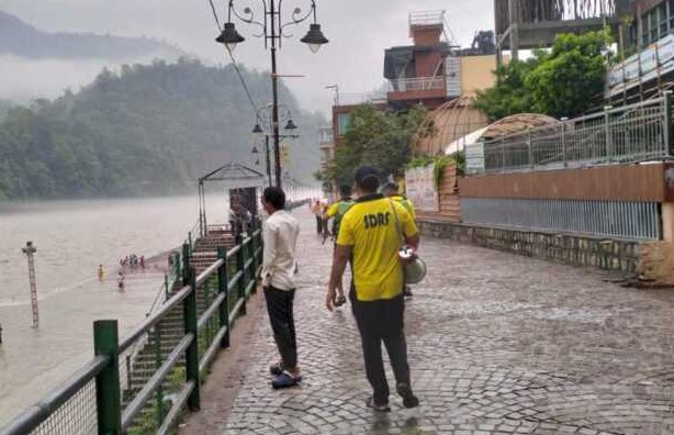 ऋषिकेश: भारी वर्षा व गंगा के बढ़ते जलस्तर को देख SDRF व जल पुलिस ने घाट खाली कराने की अपील की