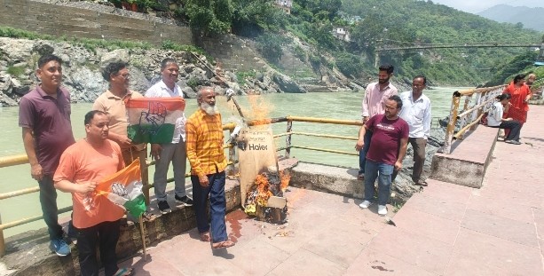 देवप्रयाग: त्रिवेंद्र सिंह रावत के देवस्थानम बोर्ड बयान के विरोध में कांग्रेस ने किया पुतला दहन