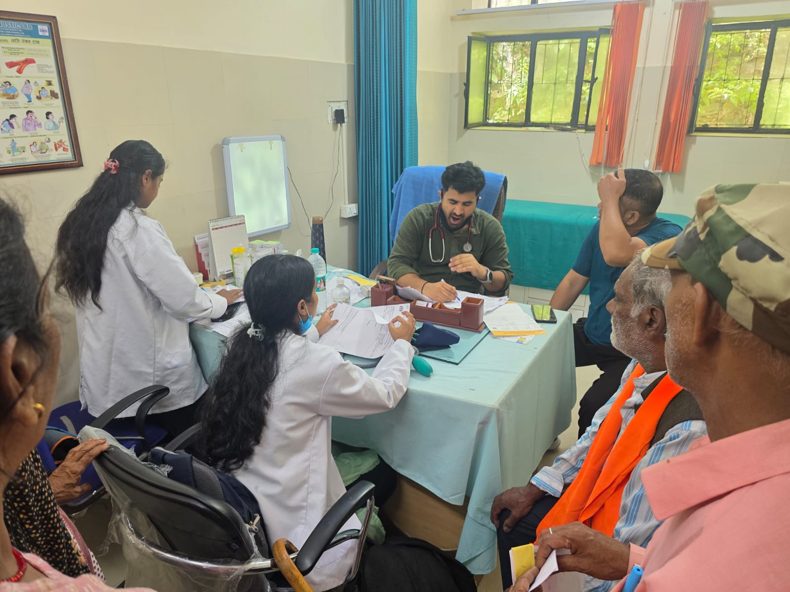 कर्णप्रयाग: बहु-विशेषज्ञ स्वास्थ्य शिविर के दूसरे दिन 482 मरीजों का परीक्षण