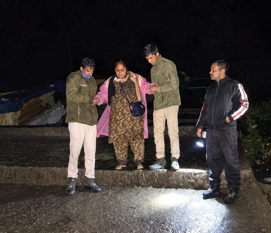 चमोली: घांघरिया पुलिस ने घायल महिला यात्री की समय पर सहायता कर होटल तक पहुंचाया