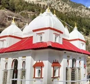 मुखवा में बढ़ी चहल-पहल: शीतकाल में माँ गंगा के दर्शन को रोजाना पहुँच रहे 50 से 70 श्रद्धालु