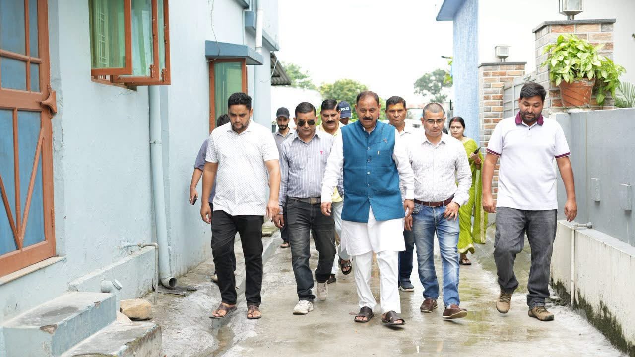 विधायक बृजभूषण गैरोला ने 15.30 लाख से बनी दो आंतरिक सड़कों का किया लोकार्पण