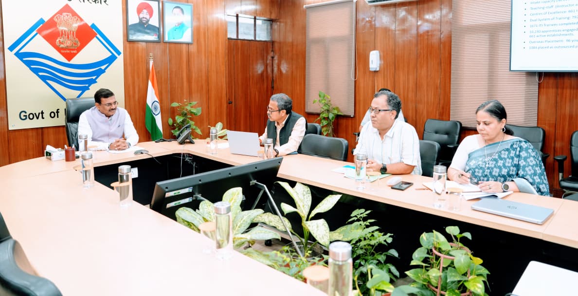 मुख्य सचिव आनंद बर्द्धन ने की कौशल विकास योजनाओं की समीक्षा, उद्योगों की मांग के अनुरूप प्रशिक्षण पर जोर
