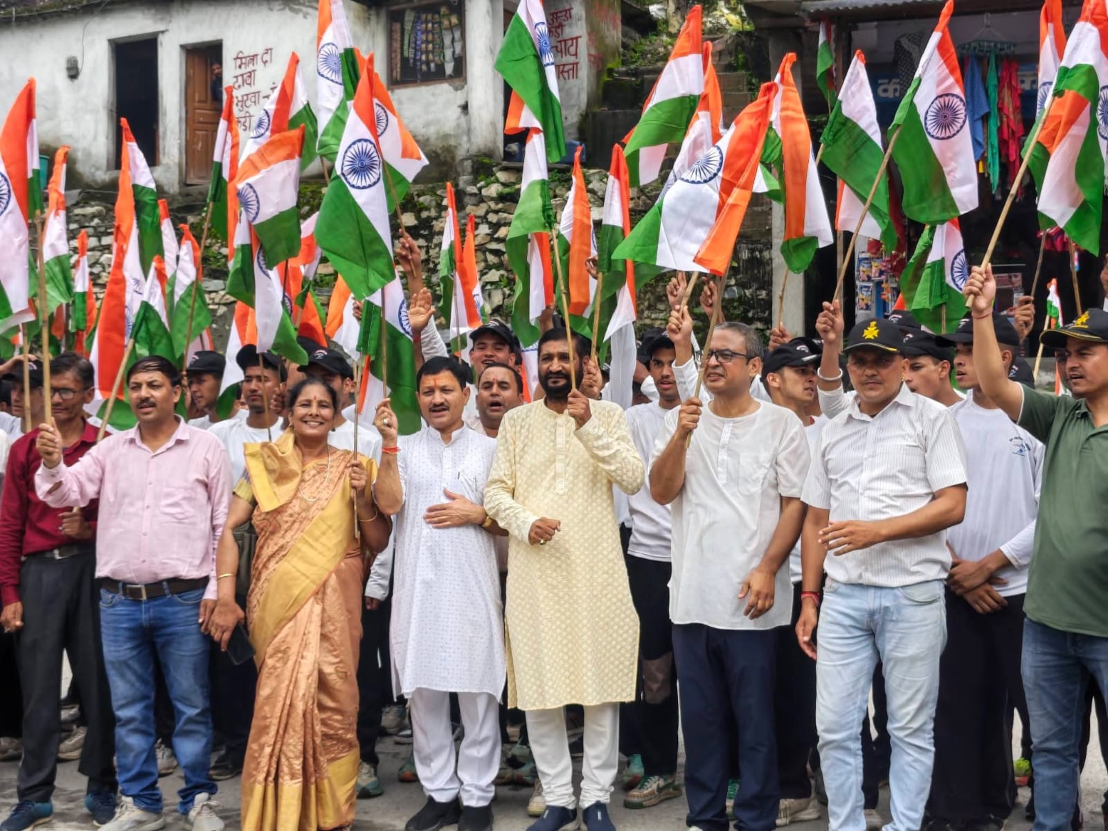कर्णप्रयाग: तिरंगा यात्रा में उमड़ा जनसैलाब, विधायक अनिल नौटियाल सहित भाजपा पदाधिकारी रहे मौजूद