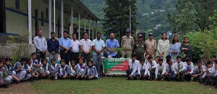 पोखरी: बमोथ विद्यालय में ‘एक पेड़ मां के नाम’ अभियान, पौधरोपण के साथ स्वच्छता का लिया संकल्प