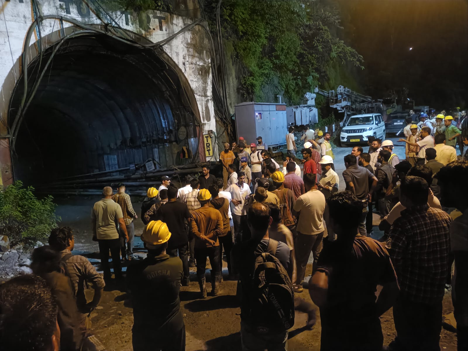 चमोली: THDC की निर्माणाधीन टनल में मलबा भरने से 16 लोग सुरक्षित निकाले गए, जिलाधिकारी ने संभाला मोर्चा