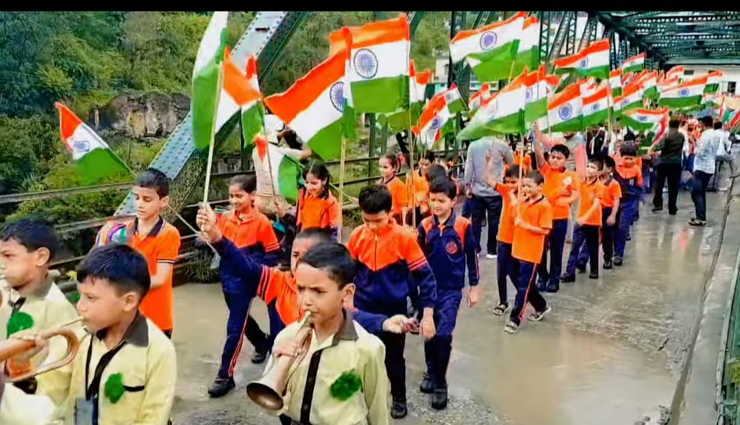 थराली: राज्यमंत्री बलवीर घुनियाल के नेतृत्व में भव्य तिरंगा यात्रा, स्कूली बच्चों ने लिया भाग