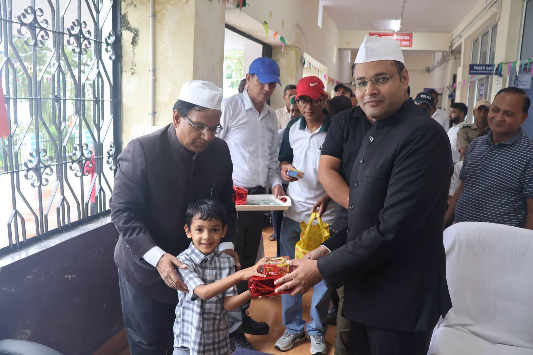 चमोली में 80वें स्वतंत्रता दिवस पर जिलाधिकारी गौरव कुमार ने फहराया तिरंगा—शहीद परिजनों को दिया सम्मान