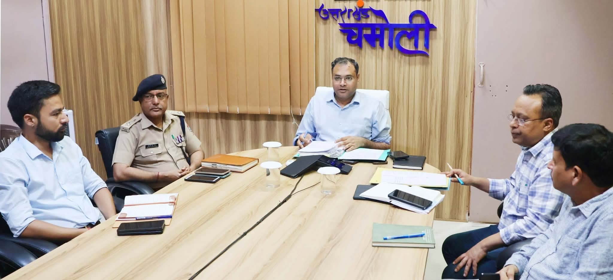 गोपेश्वर-घींगराण मोटर मार्ग पर लगातार भूस्खलन—जिला प्रशासन अलर्ट, प्रभावित परिवारों को किया गया विस्थापित