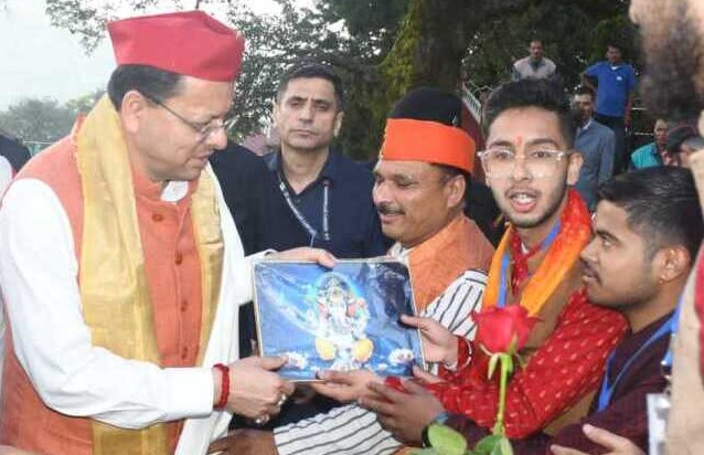 नैनीताल: CM पुष्कर सिंह धामी को लेखक प्रखर श्रीवास्तव ने भेंट की पुस्तक ‘हे राम – गांधी हत्याकांड की एक पड़ताल’