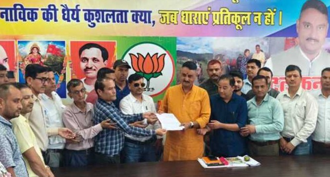 अल्मोड़ा: मिनिस्ट्रीयल कार्मिकों की 12 सूत्रीय मांगों को लेकर कैबिनेट मंत्री भरत चौधरी को सौंपा ज्ञापन