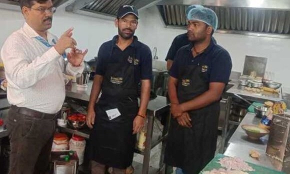 कैंचीधाम में खाद्य विभाग का सघन निरीक्षण, 10 प्रतिष्ठानों को नोटिस
