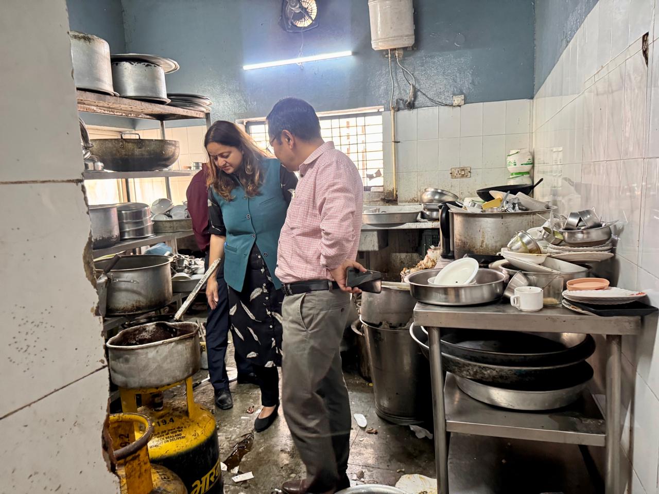 दून क्लब के हांडी रेस्टोरेंट में मिली गंदगी, सड़ी सब्जियां और कॉकरोच-चूहे; तत्काल बंद