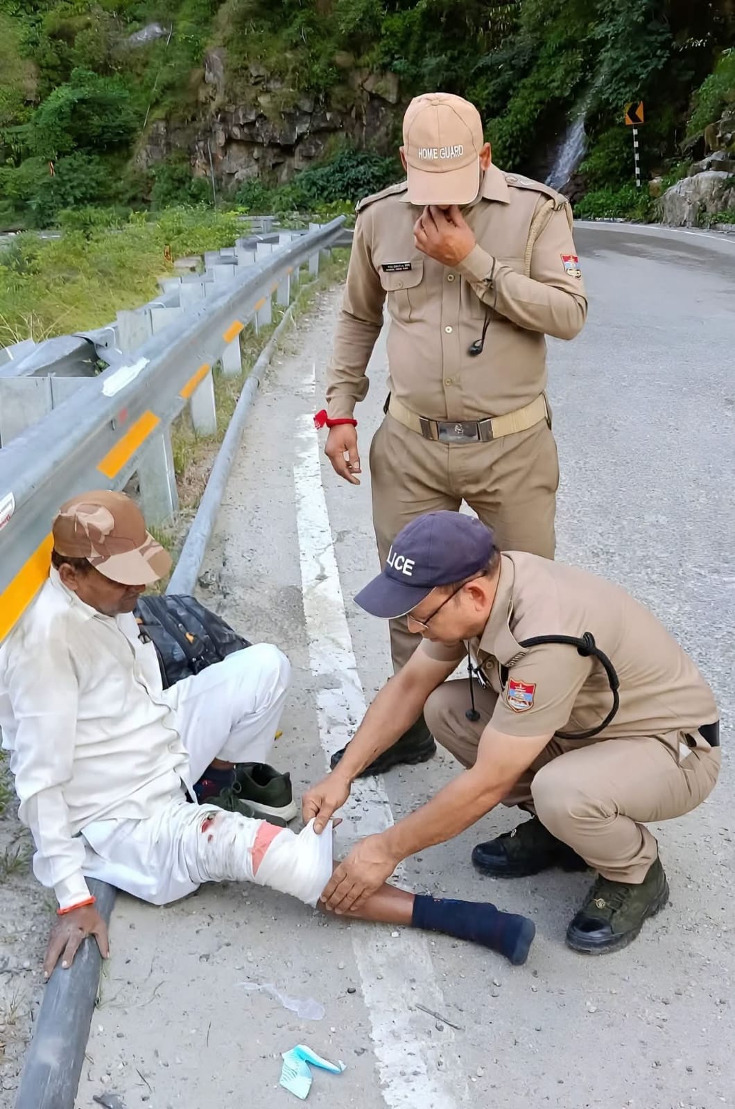 कर्णप्रयाग में ड्यूटी से लौट रहे पुलिस जवानों ने घायल बाइक सवार की मदद कर पेश की मानवता की मिसाल
