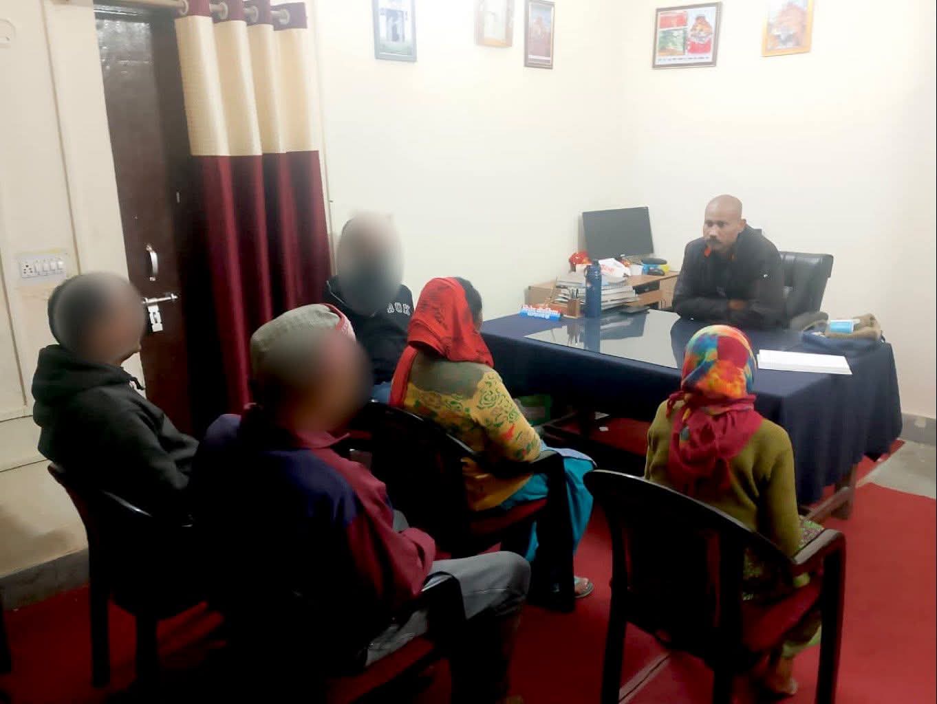 अकेलेपन से परेशान 85 वर्षीय बुजुर्ग महिला की थराली पुलिस ने की मदद, परिजनों के सुपुर्द किया