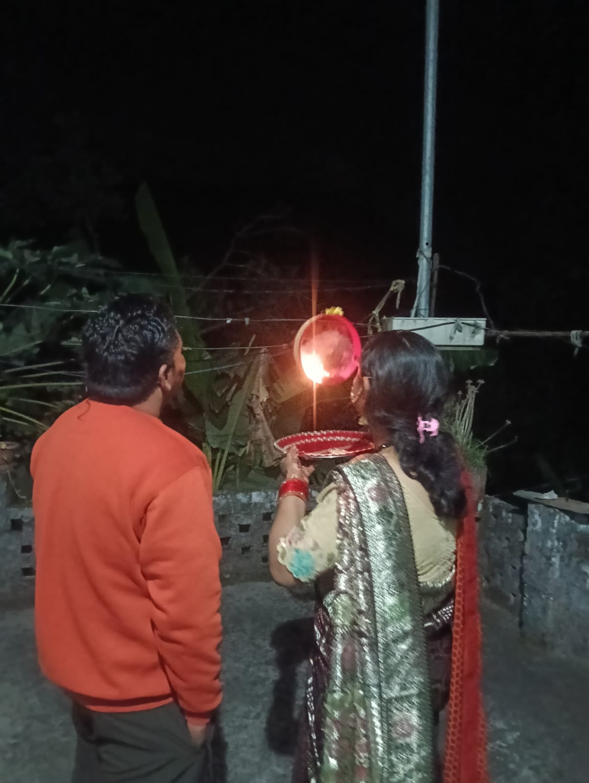 करवा चौथ पर चमोली में बादलों ने छिपाया चांद, महिलाओं ने मोबाइल स्क्रीन पर देखकर पूरी की चंद्र दर्शन की रस्म